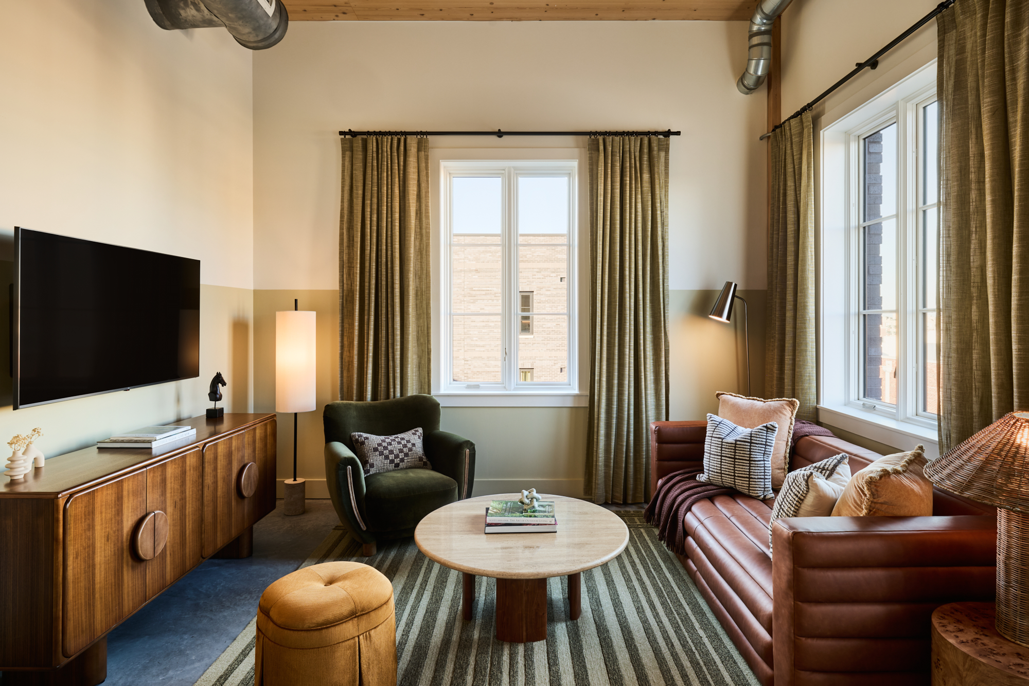 AMB_AnnSavannah_SAVDR_RM619_1BdSuite_Living