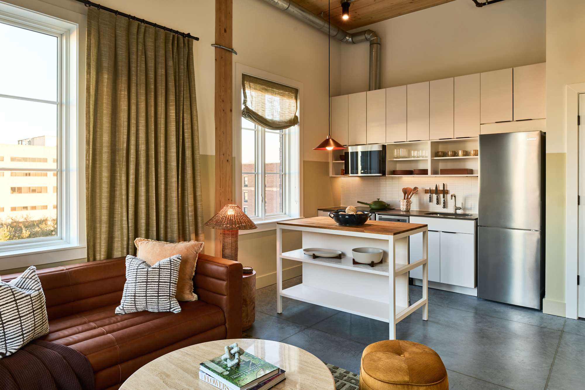 AMB_AnnSavannah_SAVDR_RM619_1BdSuite_LivingtoKitchen